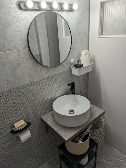 Cozy Apartm.near Metro Ag.marina