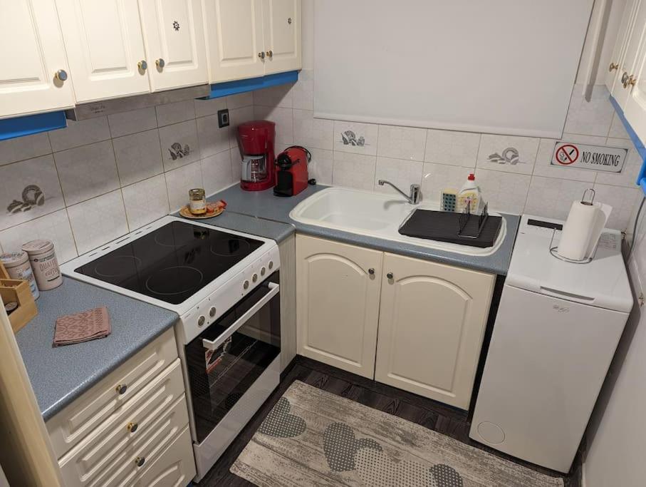 Cozy Apartm.near Metro Ag.marina Apartment *